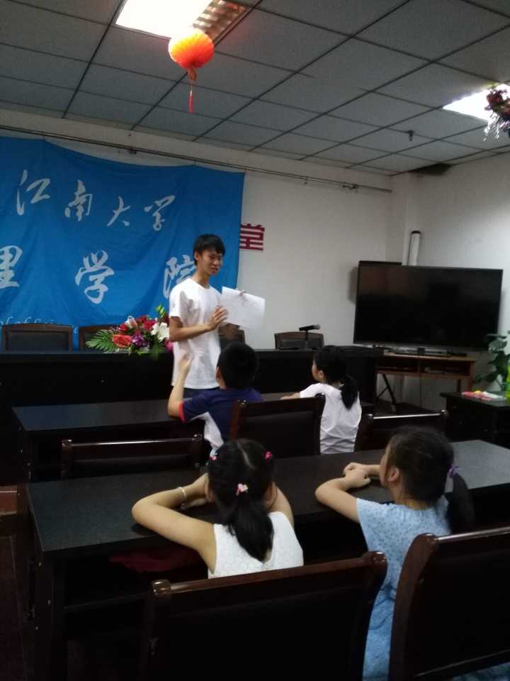 分享长征故事，传扬长征精神——江南大学理学院征途社会实践团走进无锡市五星家园社区（一）