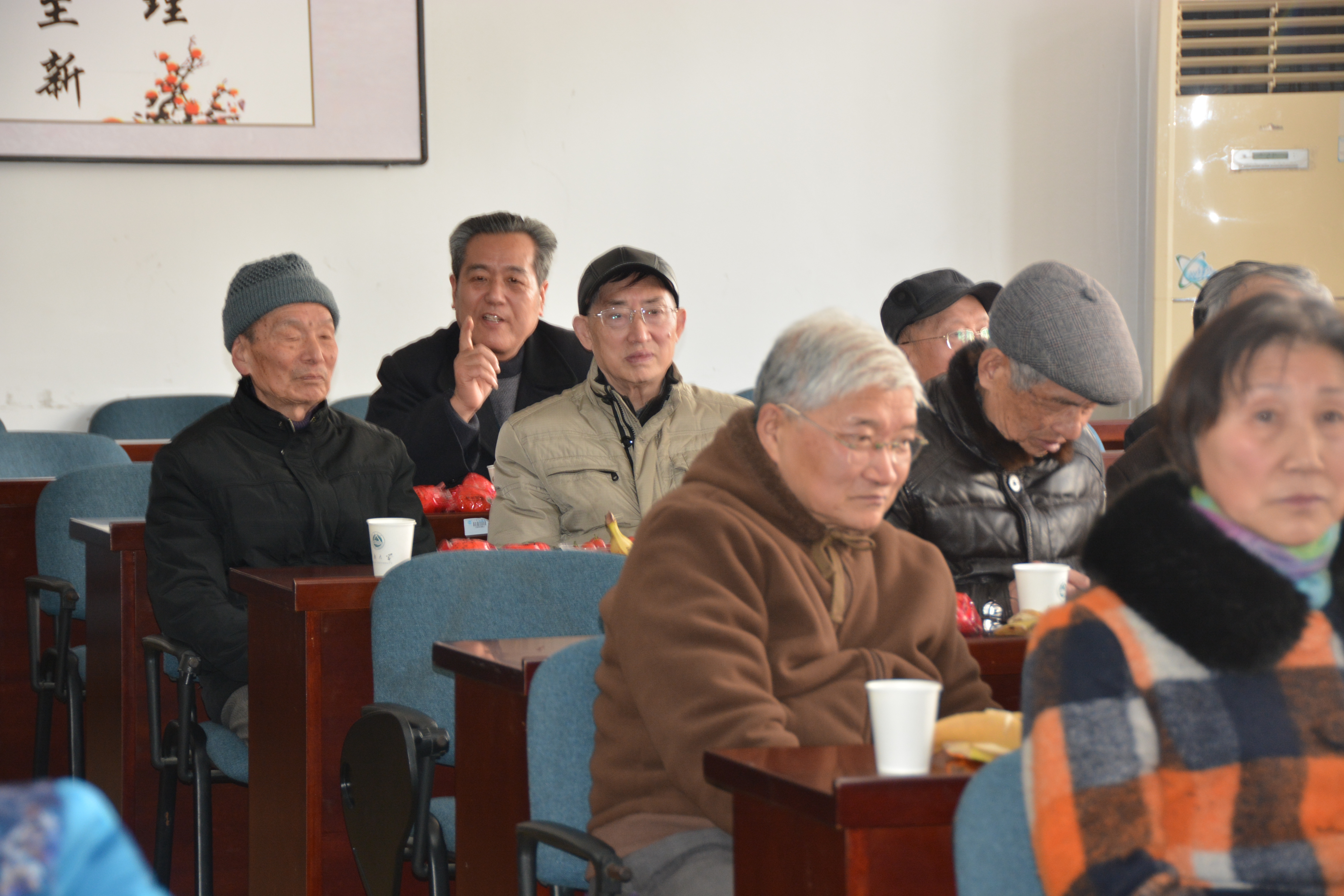 理学院召开离退休教师座谈会
