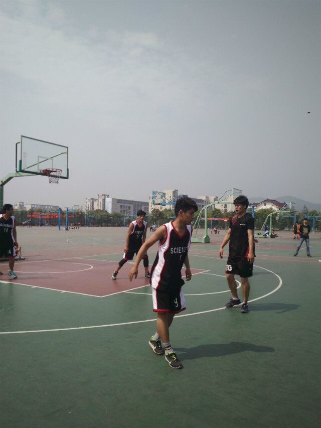 篮球友谊赛第一场拉开序幕