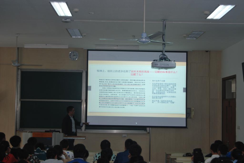 回顾历史，展望未来——荀峥老师为理学院14级同学讲授形势政策课