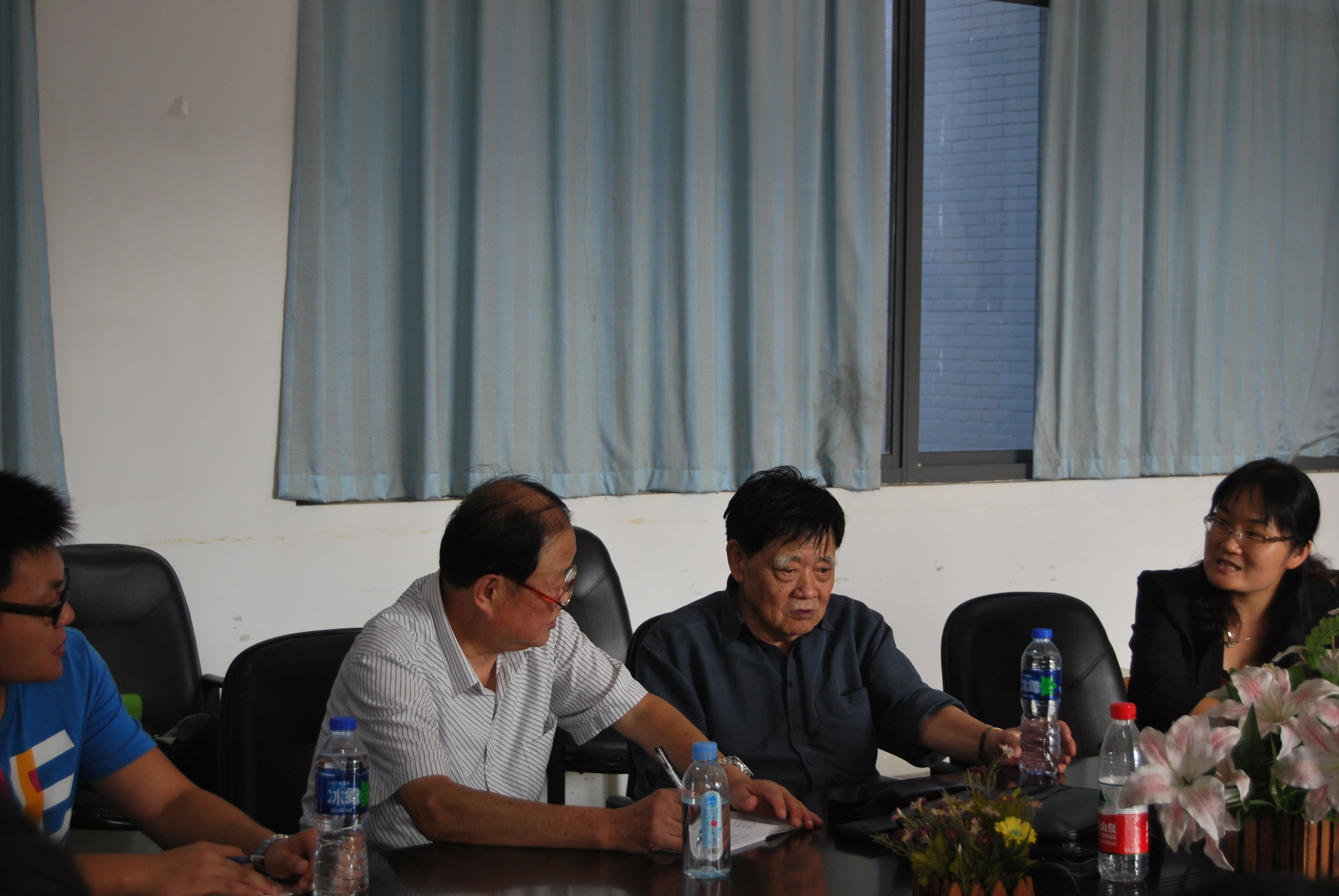 师生交谈互学互助，党团建设共促共进——我院召开2011级学生党团共建座谈会